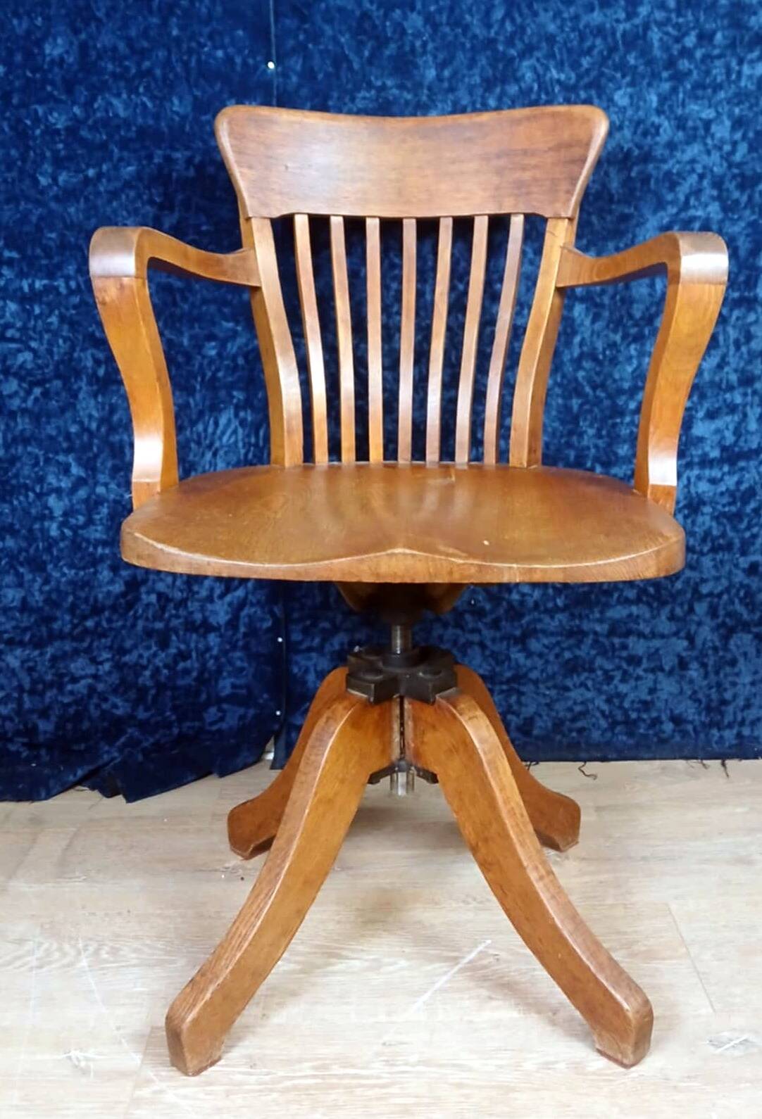 Attractive American office chair with oak system