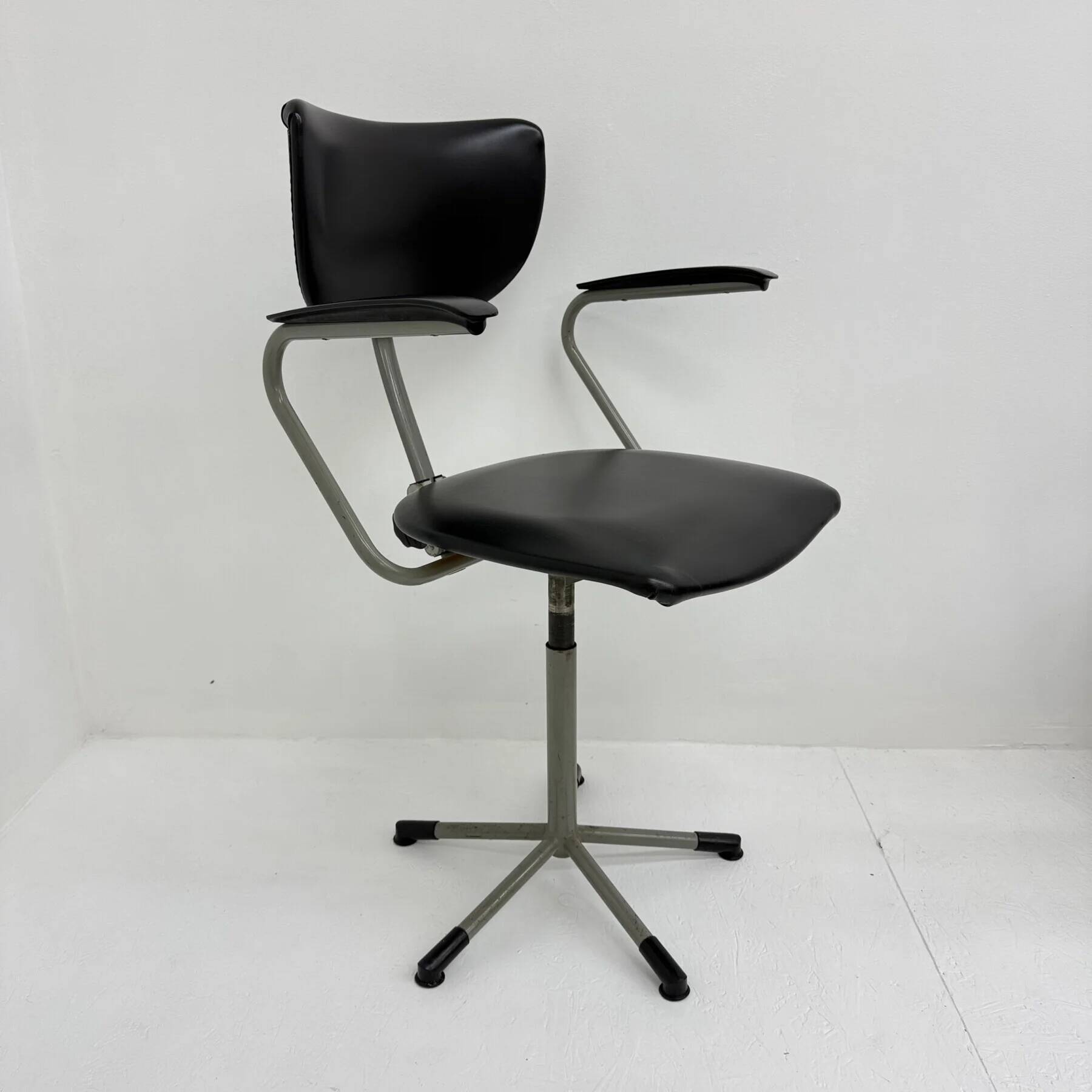 Chaise de bureau mid-century 3311 par Toon de Wit pour Gebroeders de Wit, années 1960.