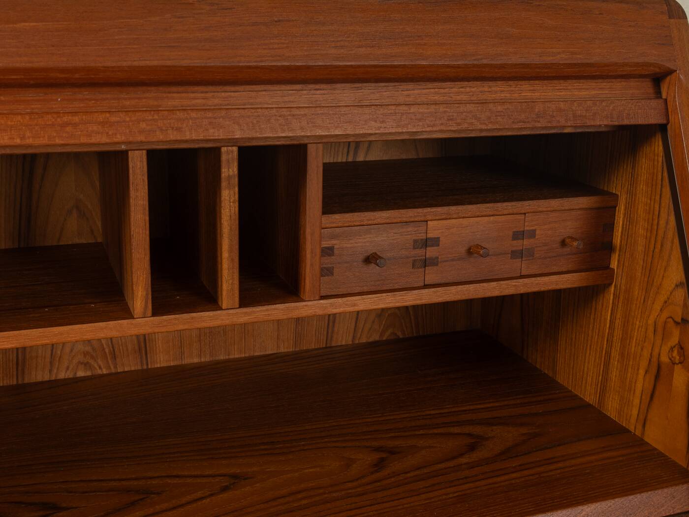 1980s bureau, Dyrlund