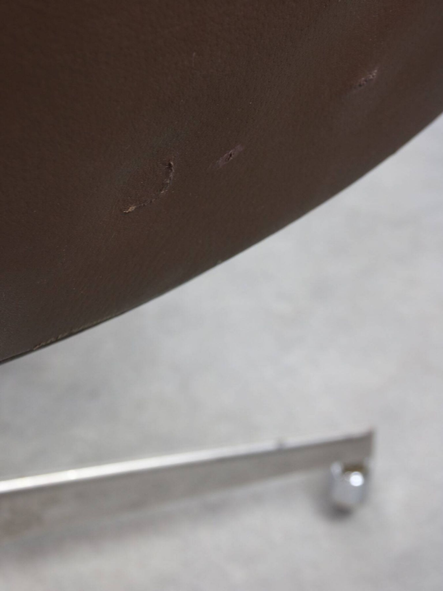 Chaise pivotante en cuir marron italien du milieu du siècle
