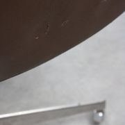 Chaise pivotante en cuir marron italien du milieu du siècle