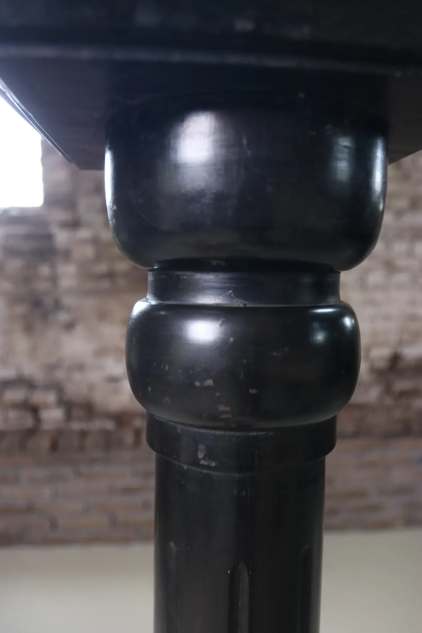 Ebony column with fluted shaft – classical pedestal, 19th c.