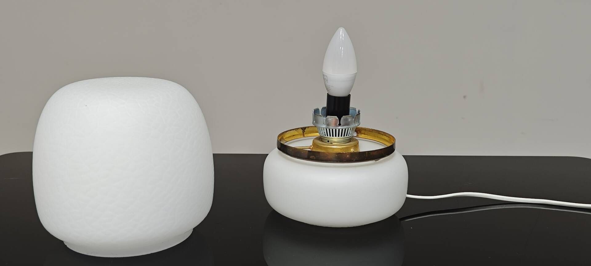 Lampe a poser tchèque en opaline blanche et laiton 1960