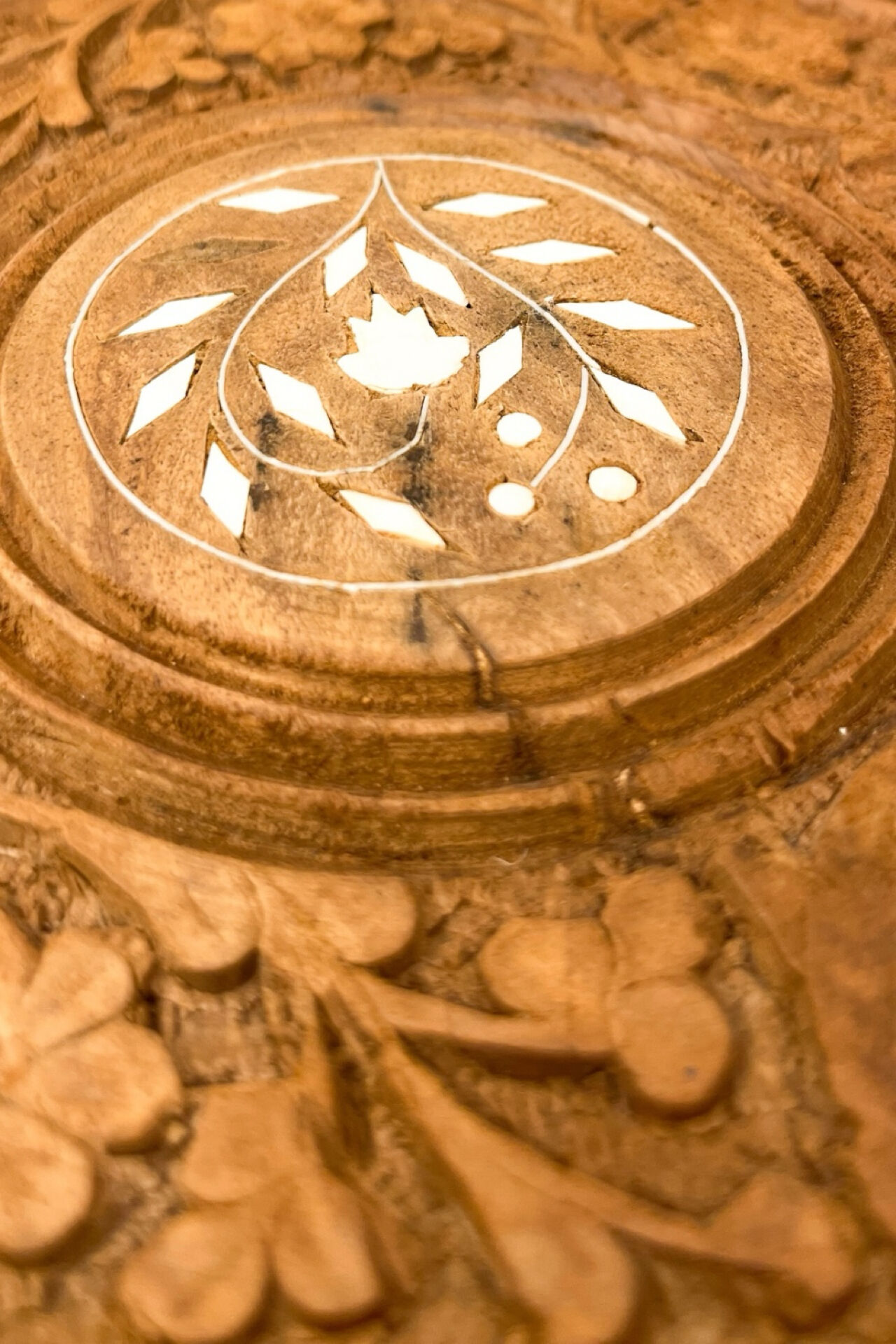 Ancienne petite table d’appoint tripode anglo-indienne en bois sculpté