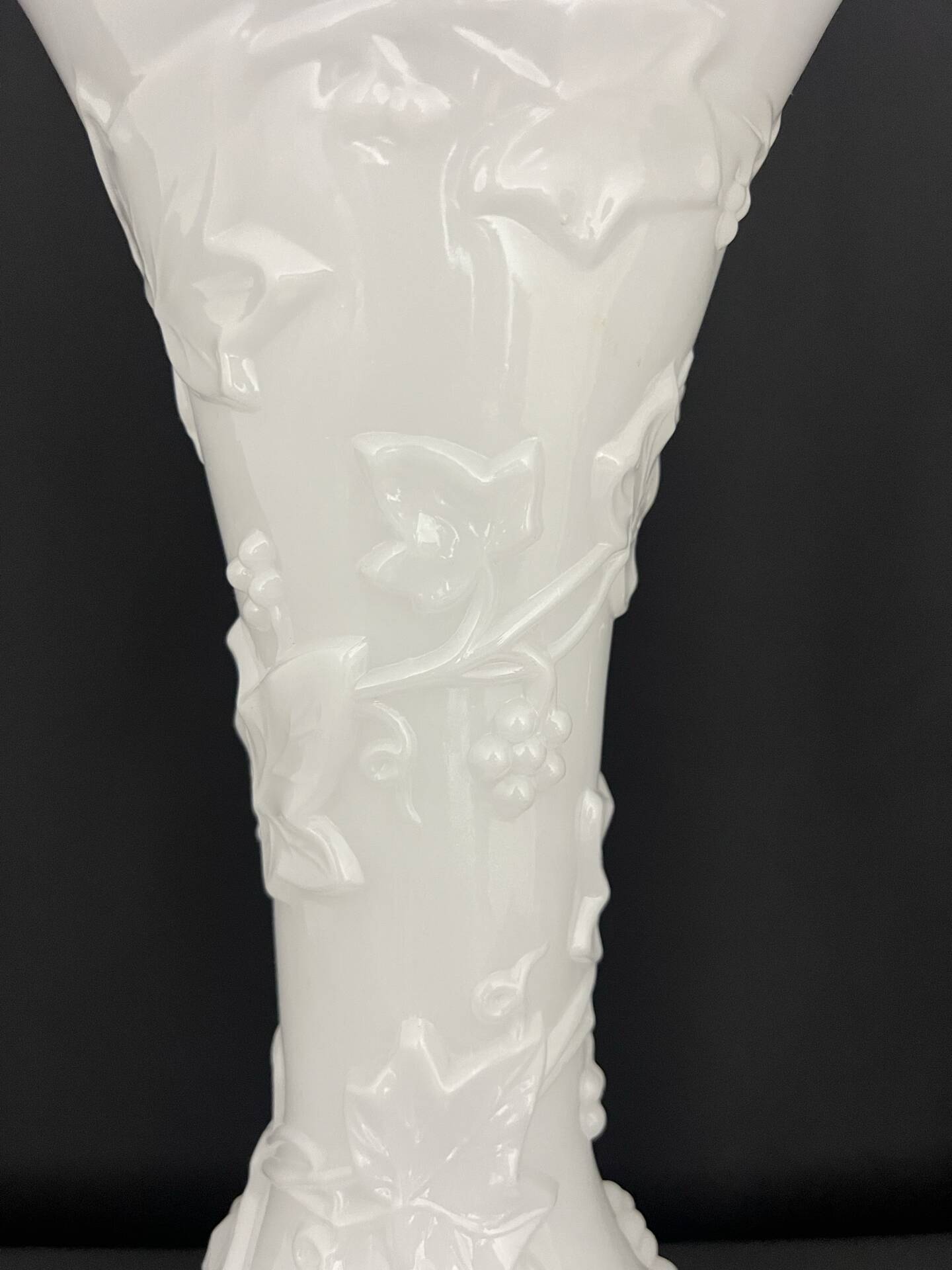 Vase "with Ivy Garland" in white opaline glass, attributed to Bacca.