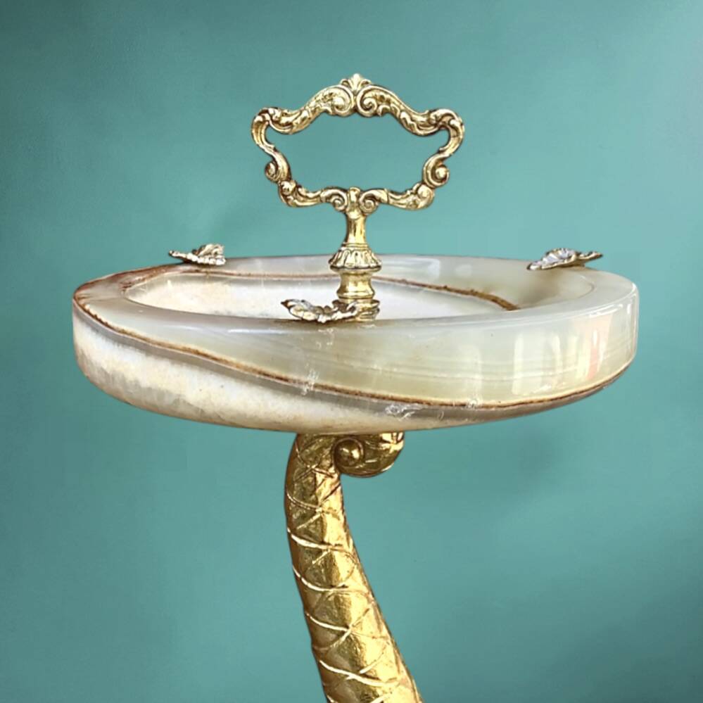 Antique fish-shaped ashtray on a stand in gilded brass and onyx (4.464 kg)