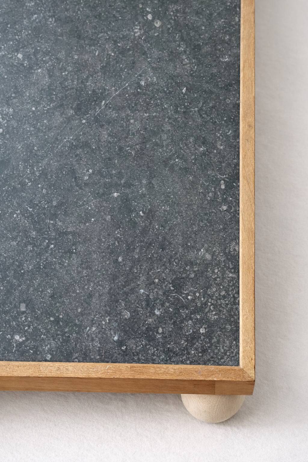 Table minimaliste bois et granit