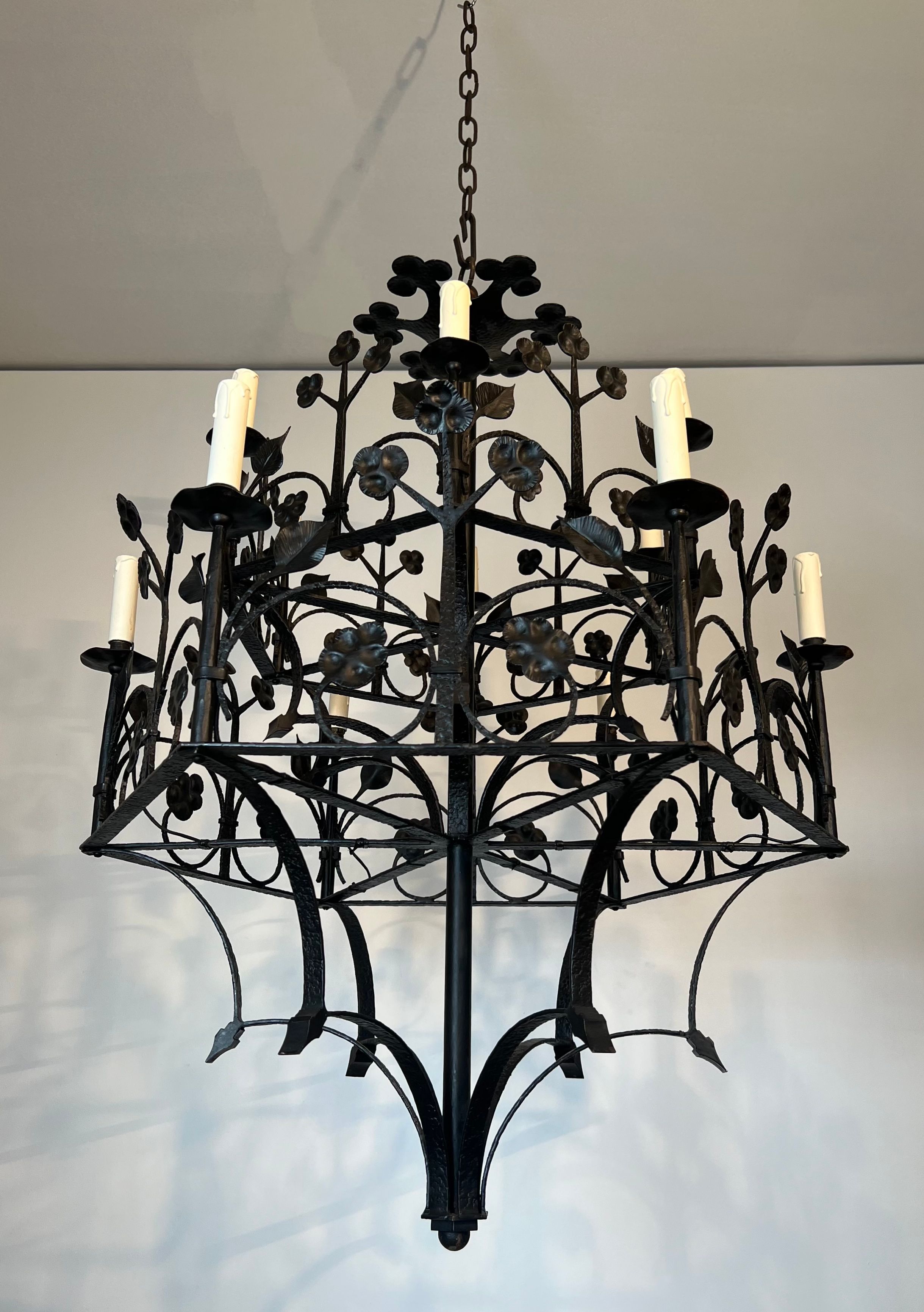 Lustre with 12 lights in wrought iron decorated with clovers and foliage.