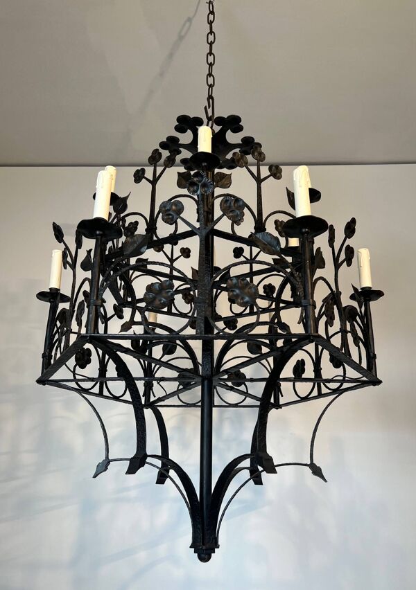 Lustre 12 lumières en fer forgé à décor de trèfles et feuillages