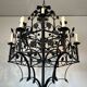 Lustre 12 lumières en fer forgé à décor de trèfles et feuillages