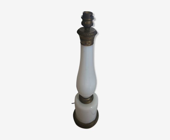 Bronze lamp from the end of the 19th in white opaline and strappings