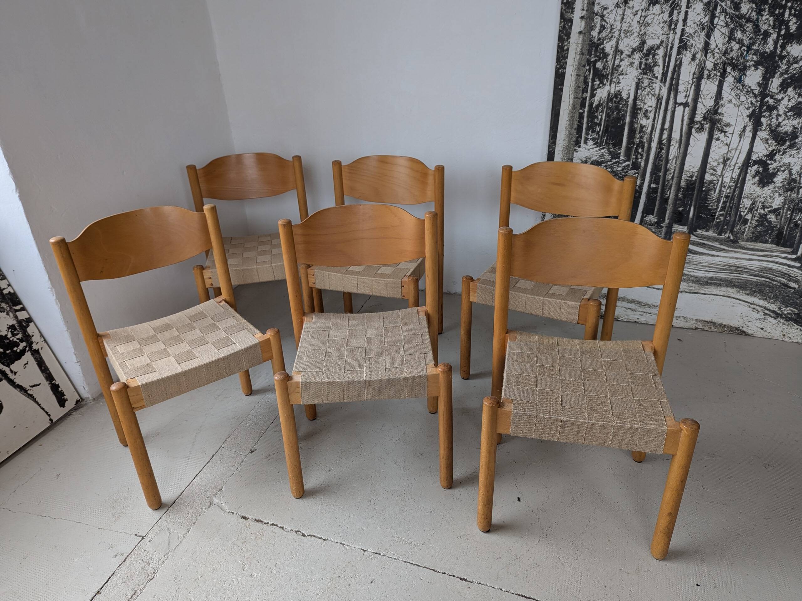 Set of 6 stackable chairs in beech and jute.