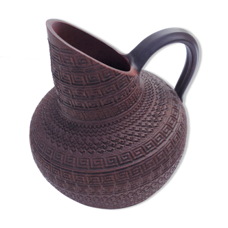 Pichet en ceramique marron structurée