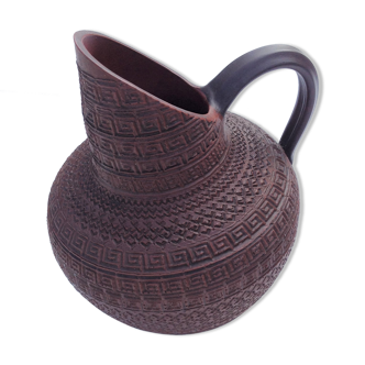 Pitcher in structured brown ceramic