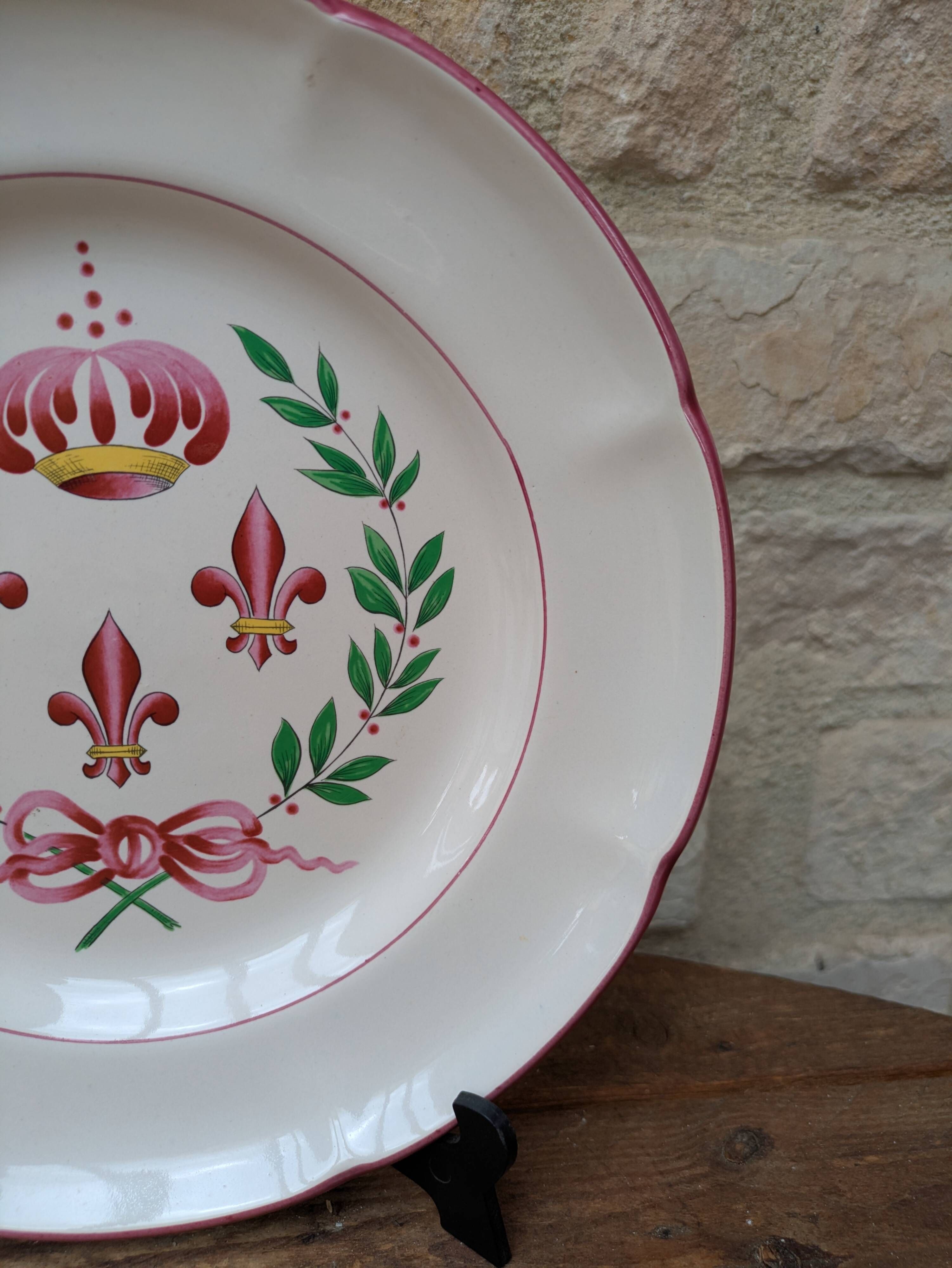 Ancienne assiette avec blasons et armoiries Saint Clément France