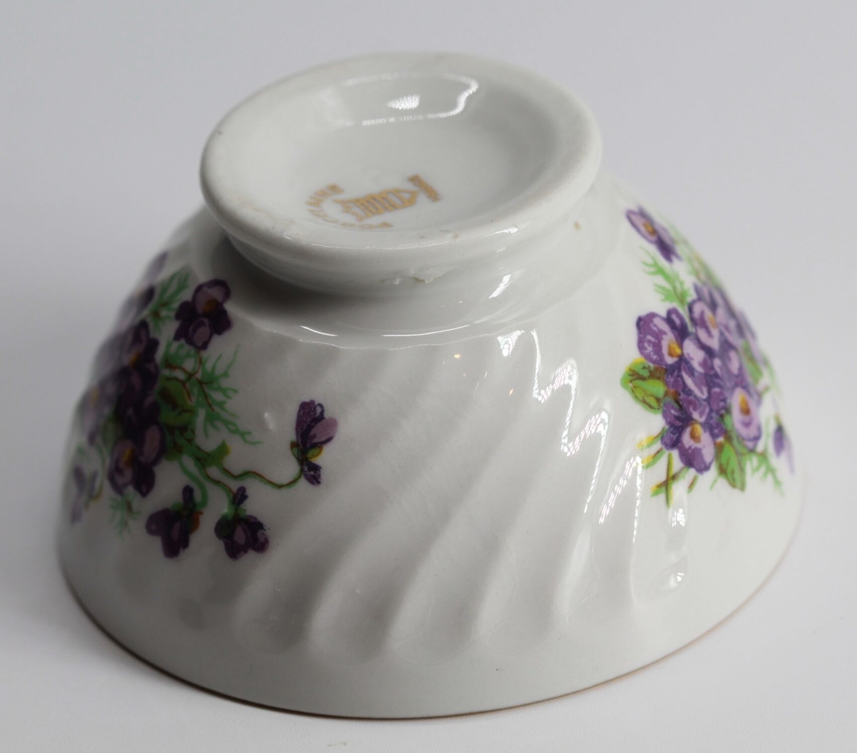 Set of 4 porcelain bowls with violets