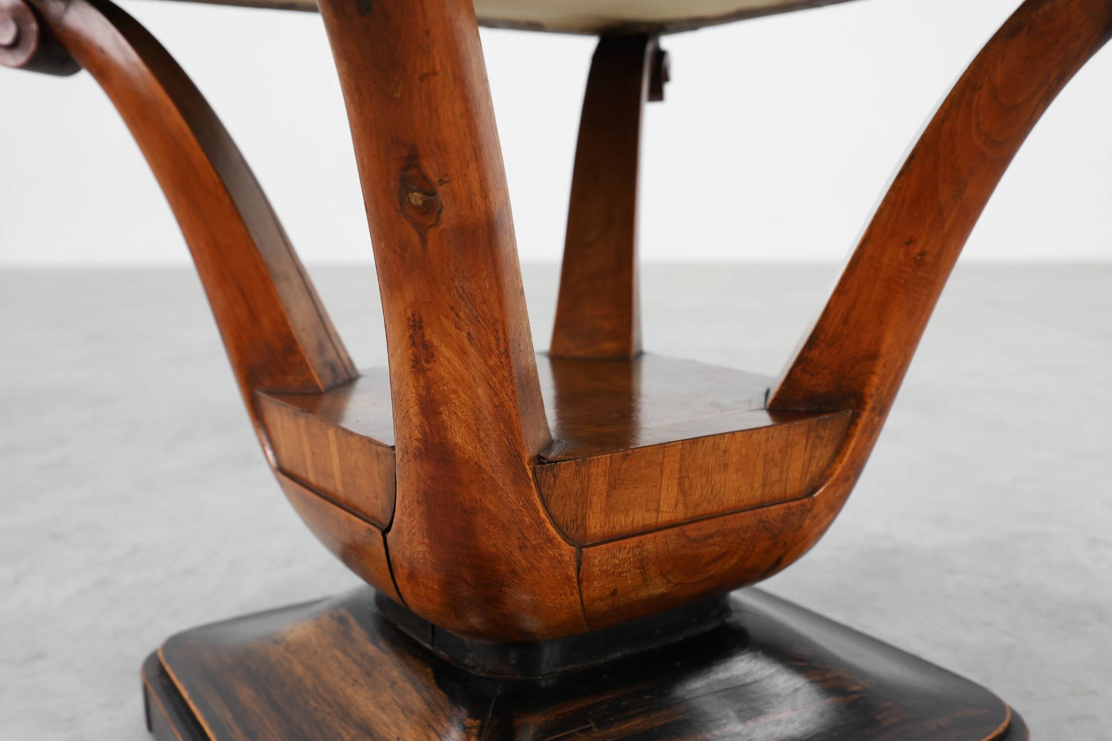 Paire de tabourets en noyer Art Déco avec tissu d'origine, Italie, 1920