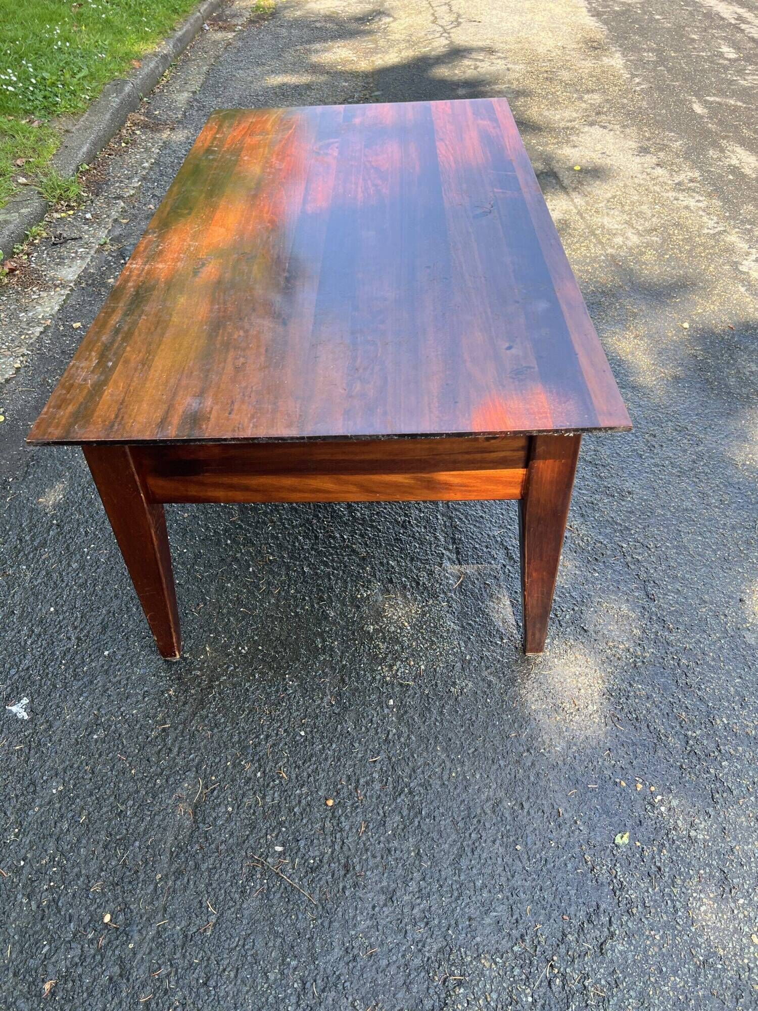 Table basse en acajou massif ouvrant par deux tiroirs en ceinture, début XXe siècle