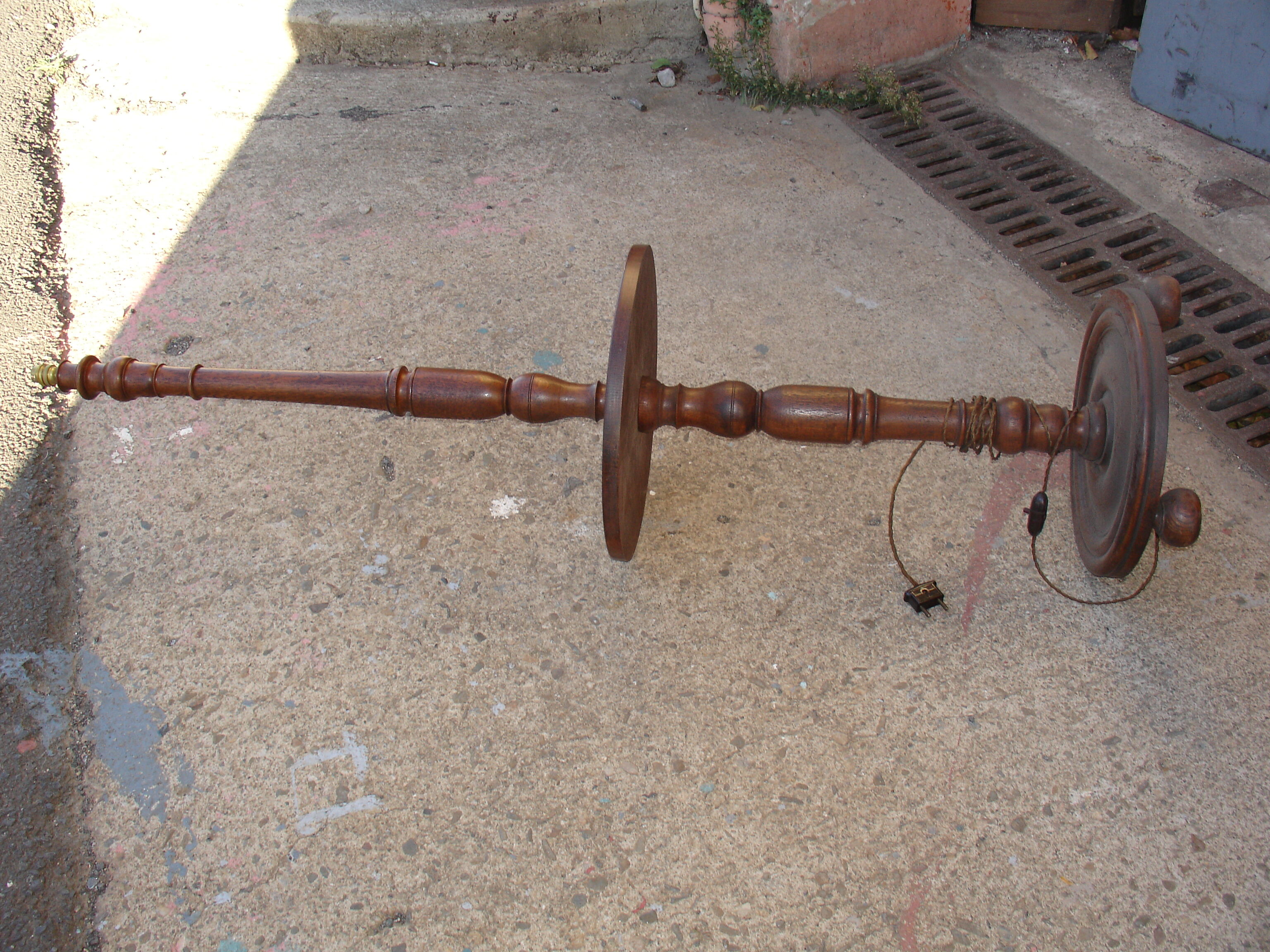 Lampadaire en chêne vers 1940