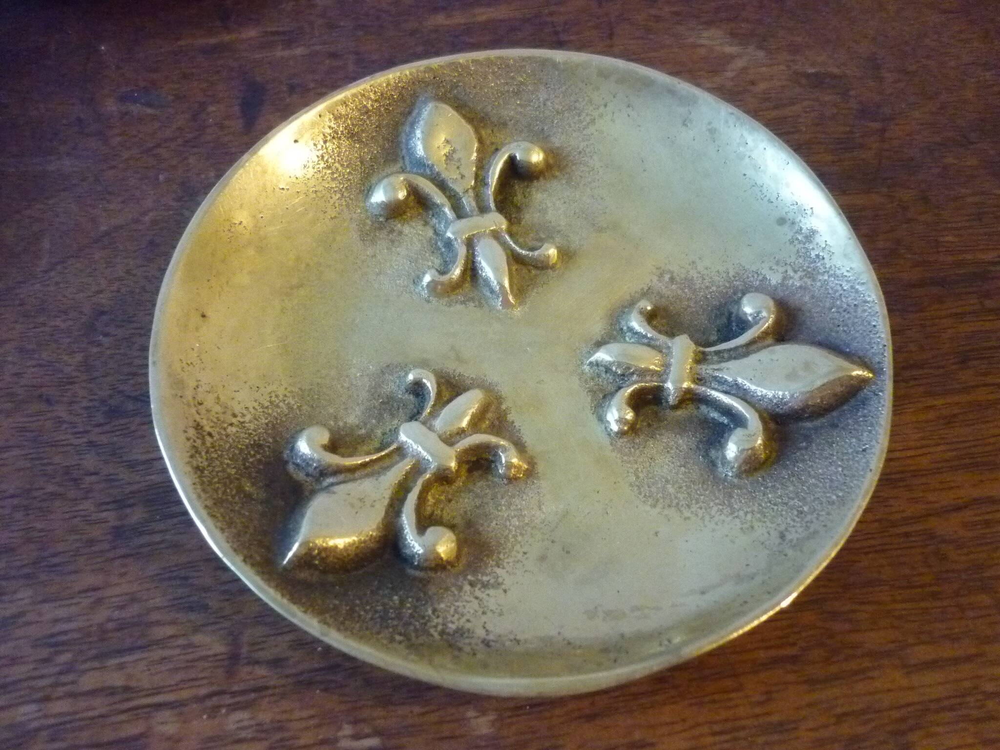 Bronze bowl decorated with fleur-de-lis