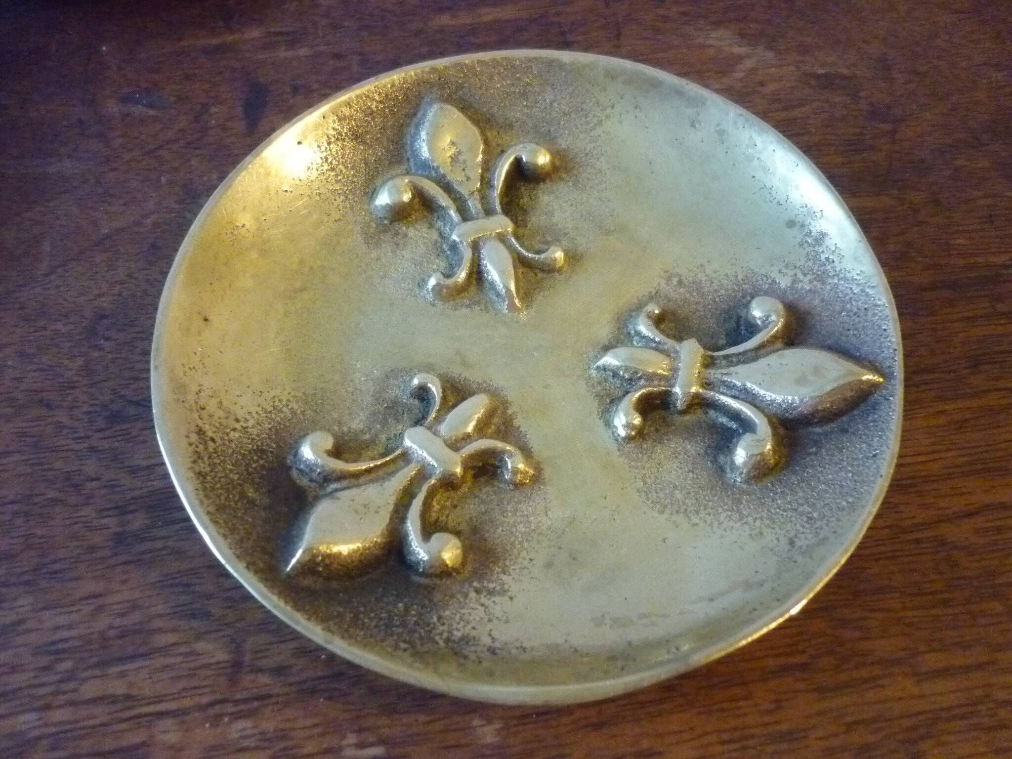 Coupelle en bronze décorée de fleurs de lys