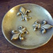 Coupelle en bronze décorée de fleurs de lys