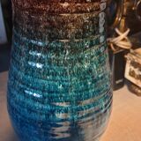 Stoneware ceramic vase with color gradient from the Accolay workshop
