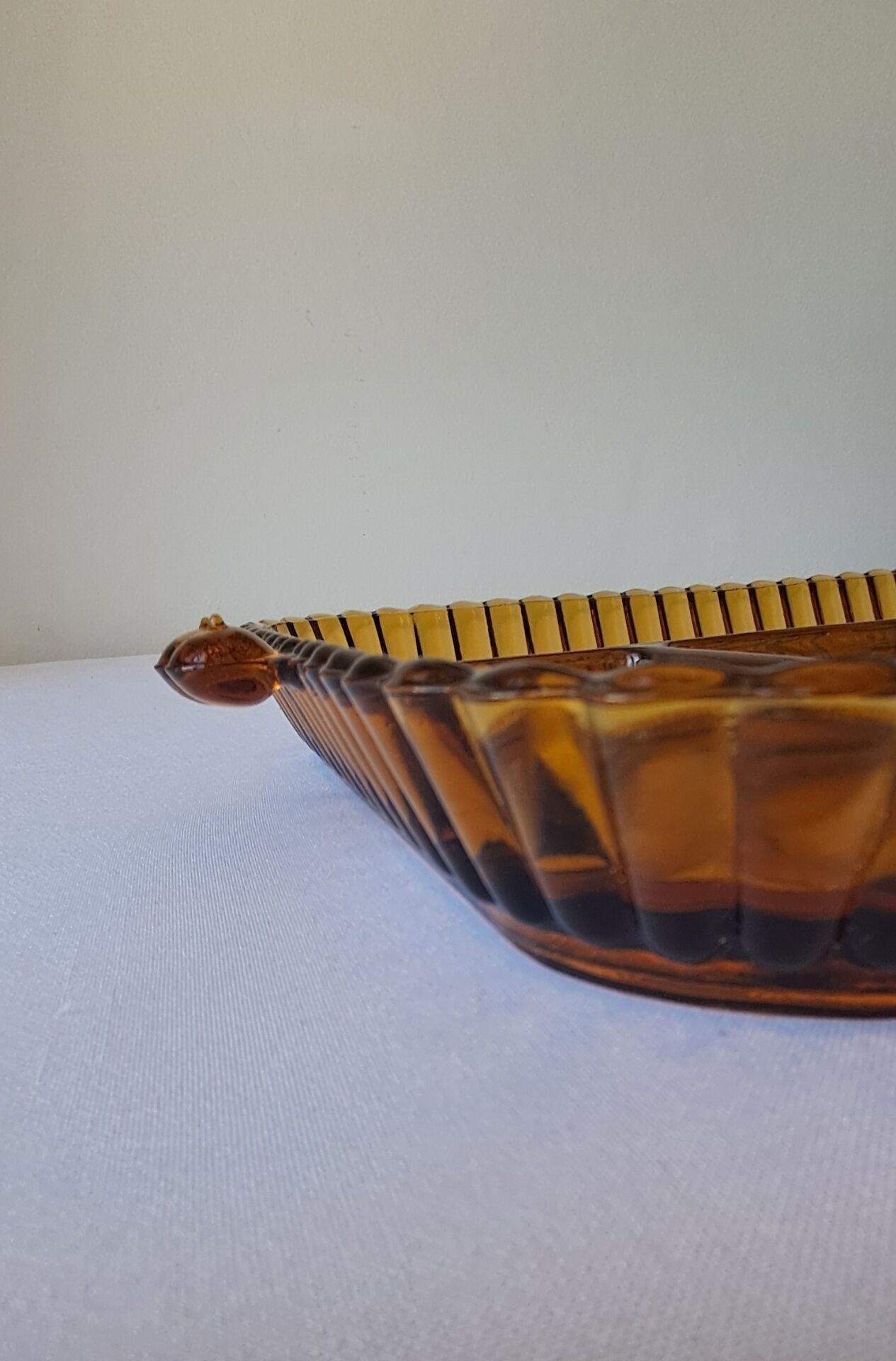 Plateau à compartiments. Verre ambré.  Années 70