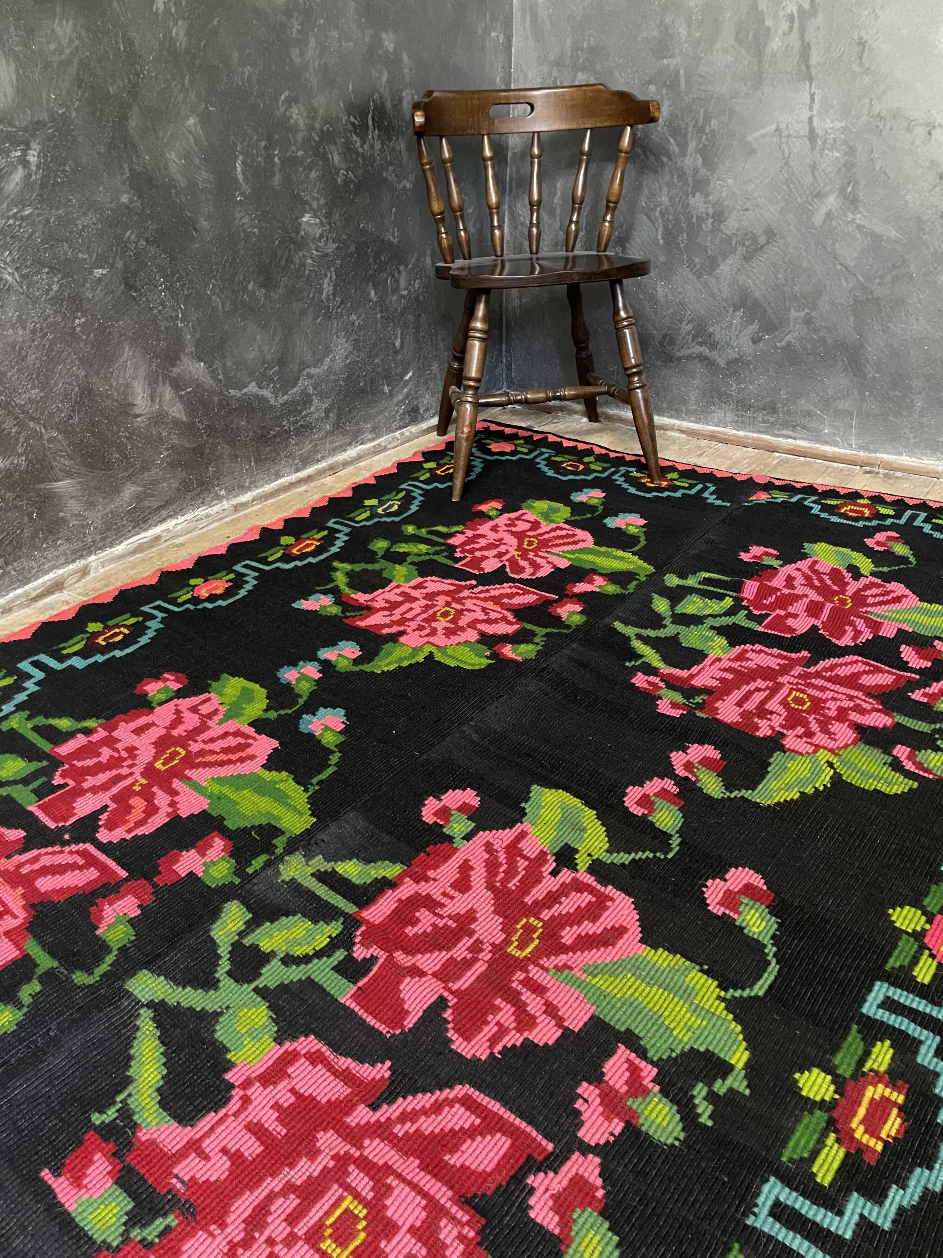 Tapis en laine roumaine tissé à la main avec fleurs roses sur fond noir
