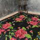 Tapis en laine roumaine tissé à la main avec fleurs roses sur fond noir