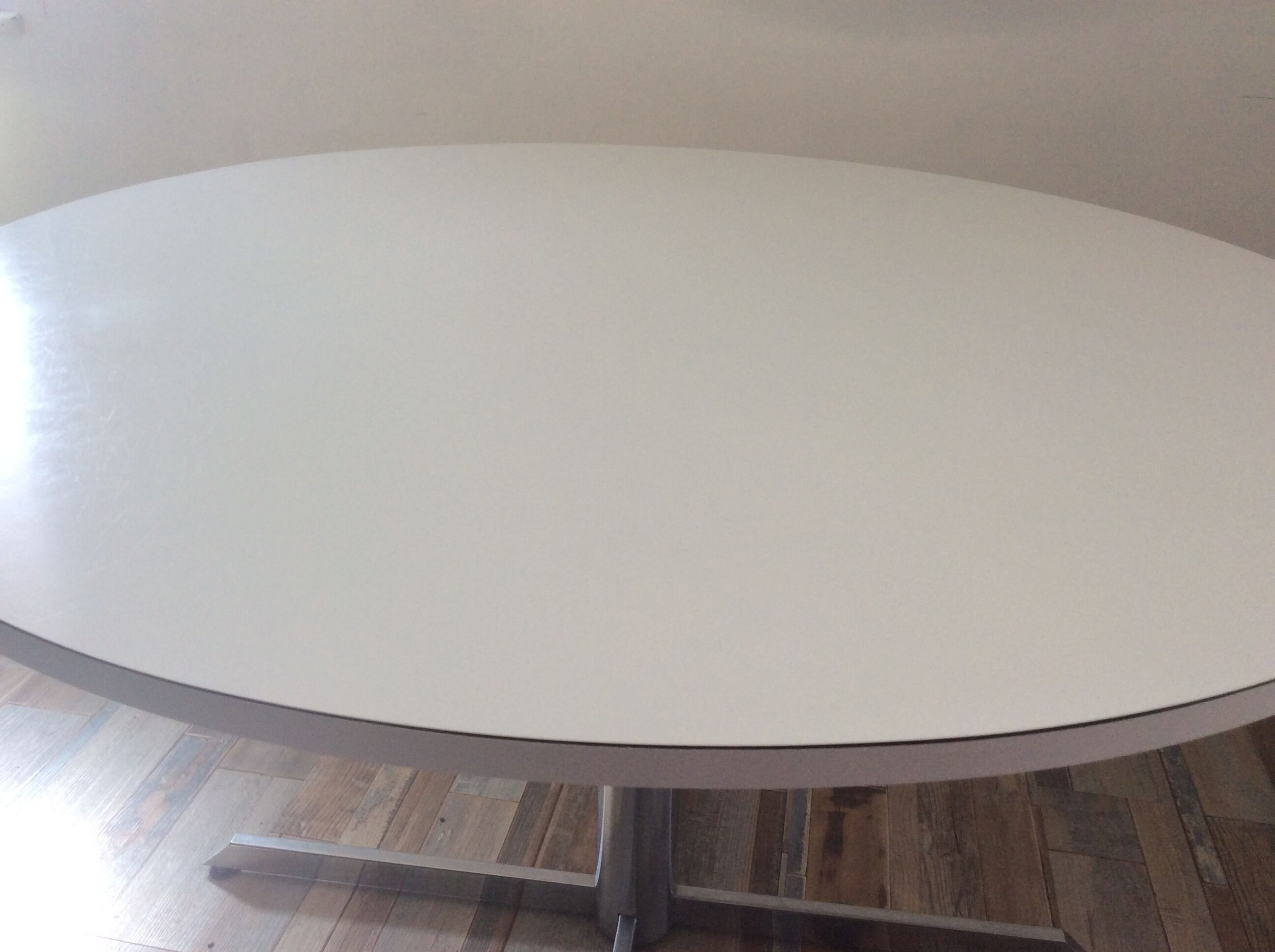 Round dining table of the 70s