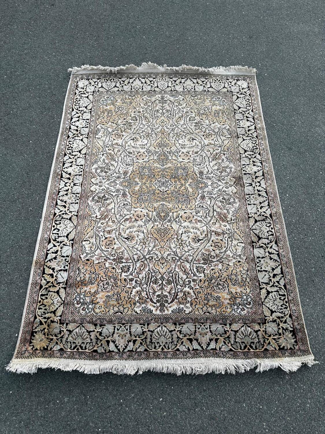 Persian rug in pure silk