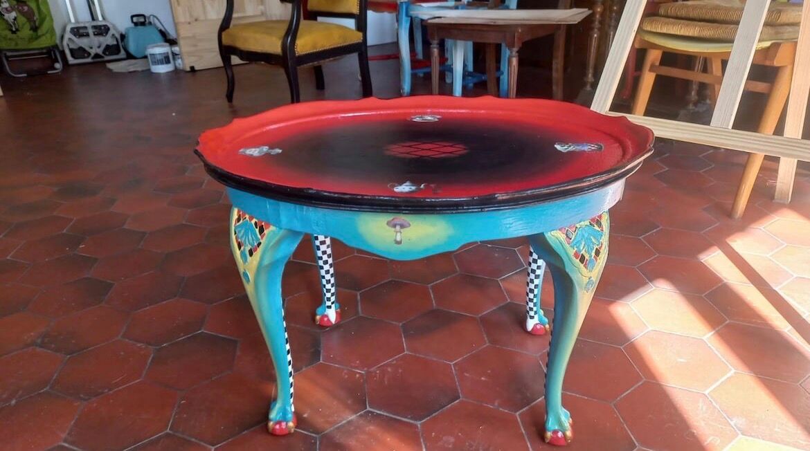Table d'appoint « Mange-moi, bois-moi ». Ancienne, relookée, sur le thème d