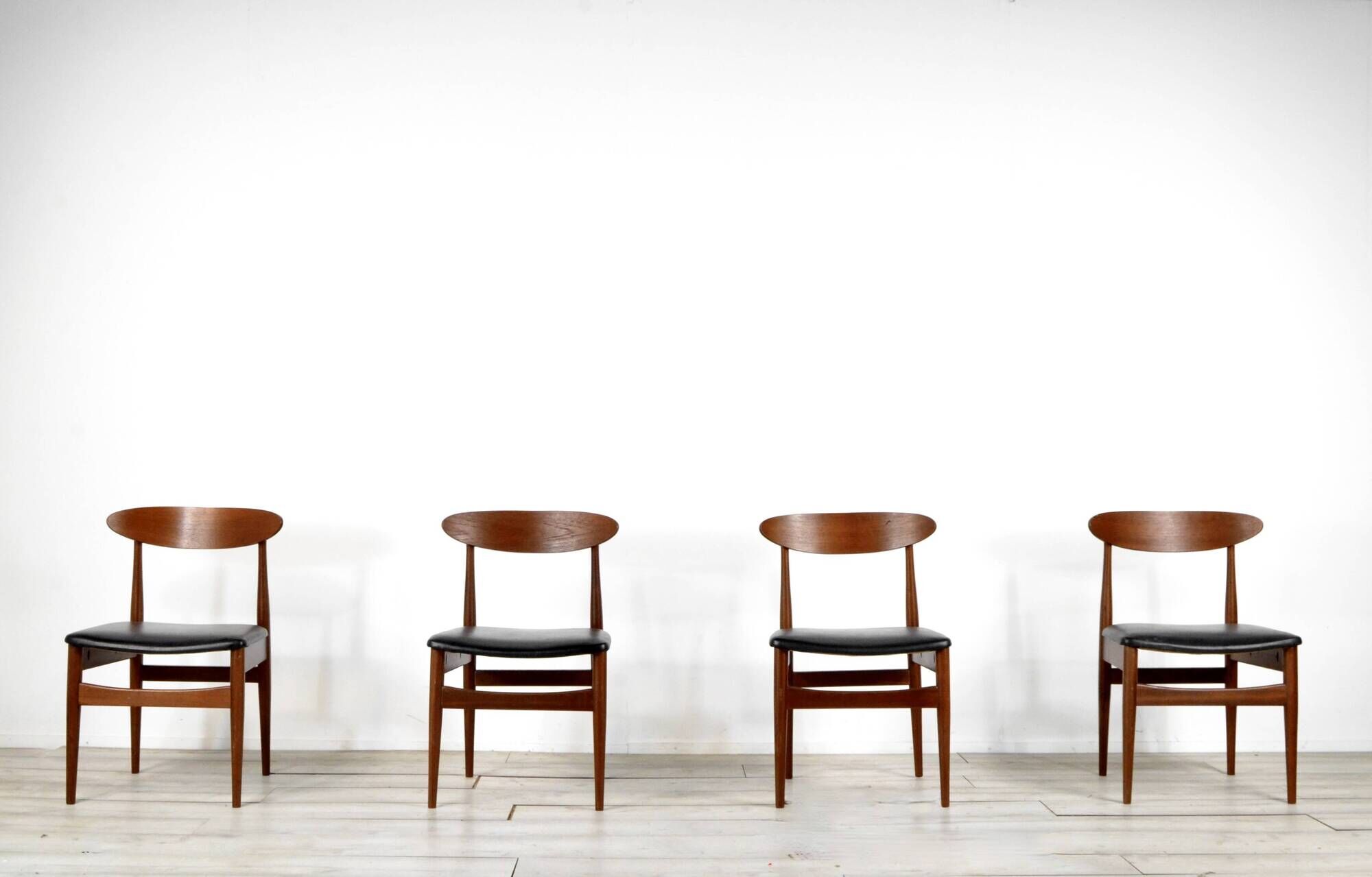 Ensemble de 4 chaises en teck du milieu du siècle. Style vintage moderne/rétro/danois.