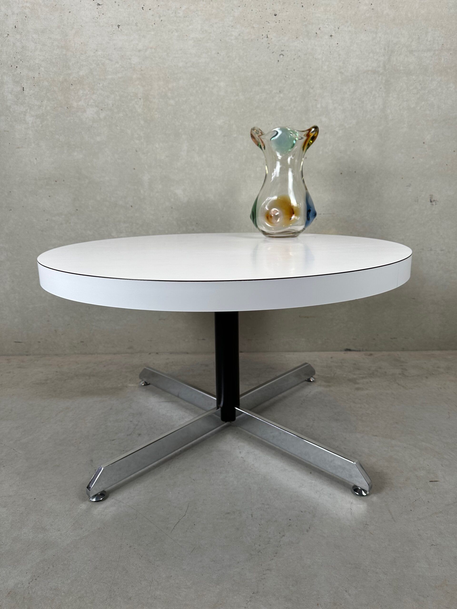 Table basse en formica blanche vintage