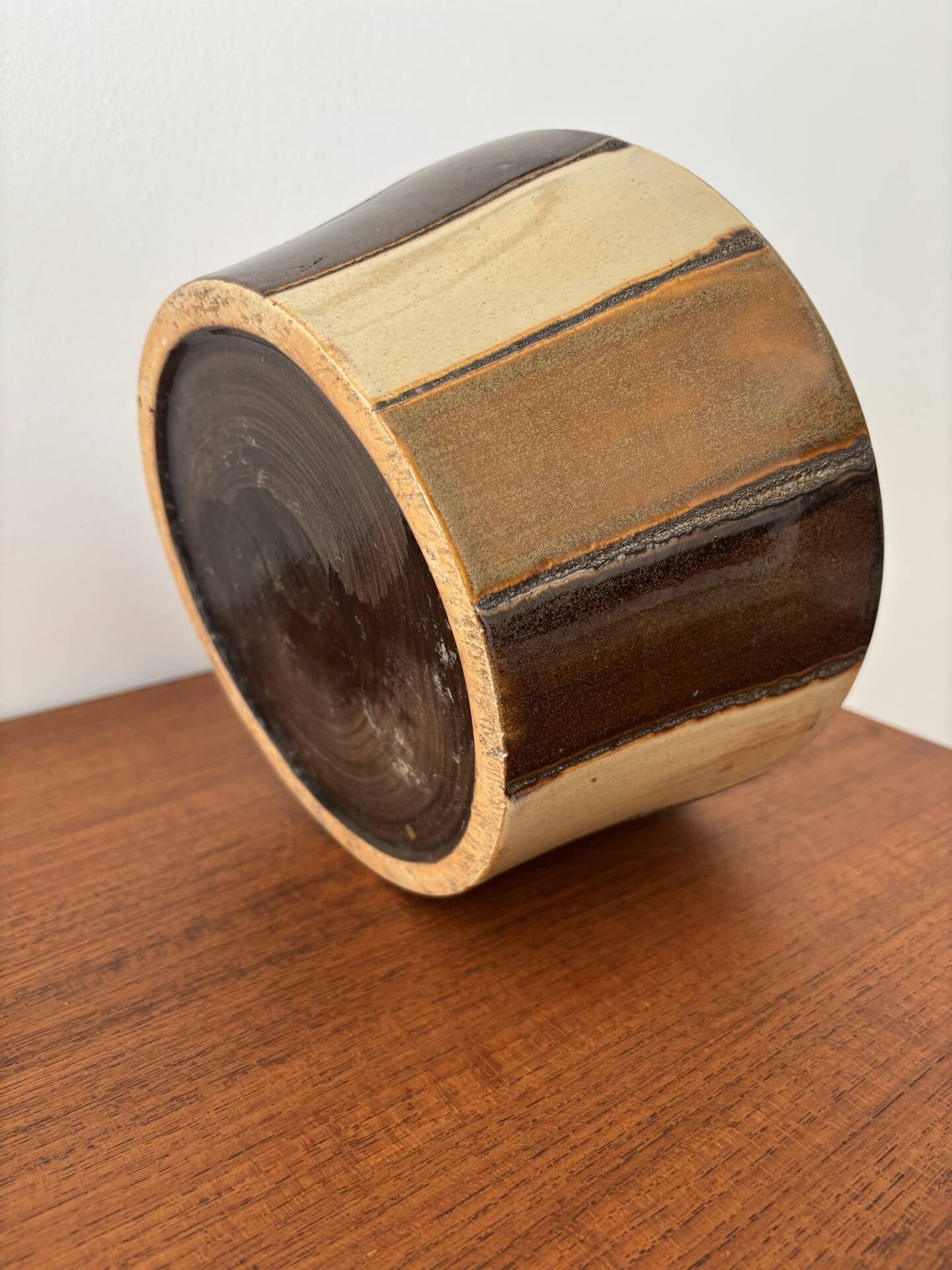 Vintage cache-pot in glazed ceramic, brown and beige geometric pattern.