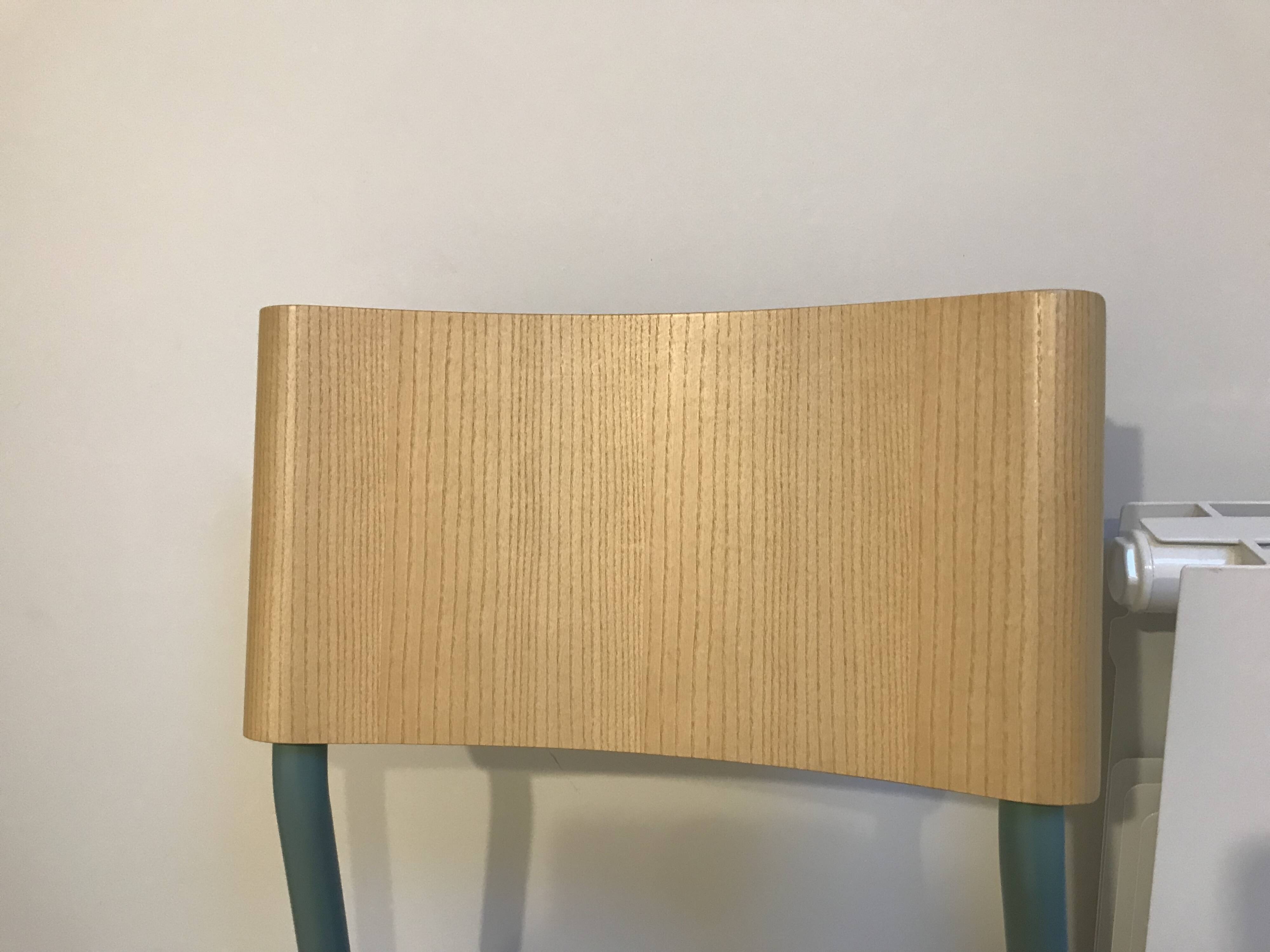 Wood and steel tiptoe SSD chair