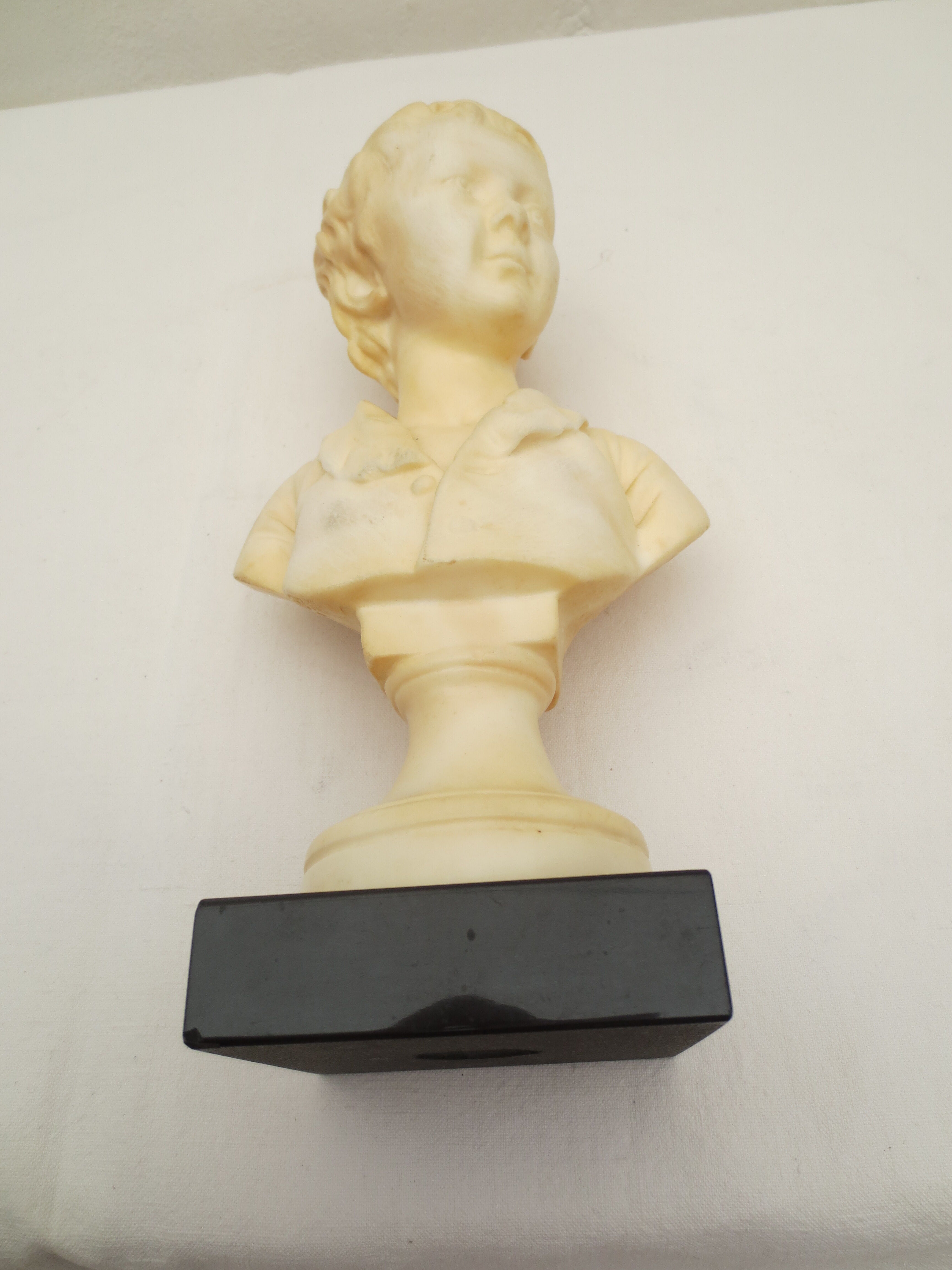 ancien buste de jeune enfant en marbre couleur ivoire sur socle noir en marbre