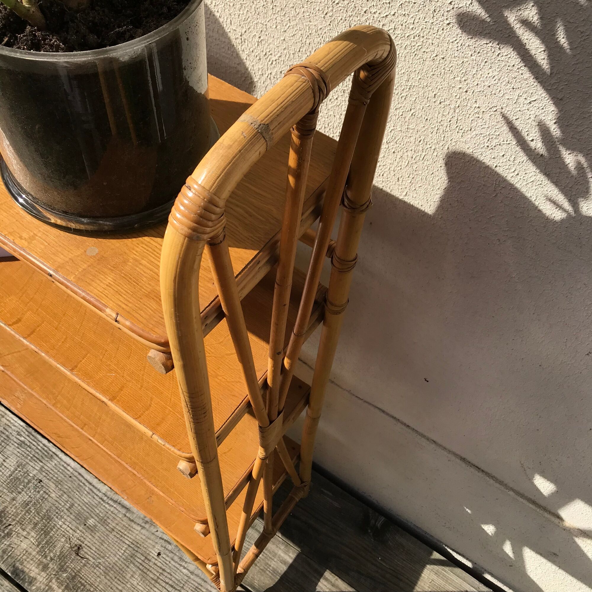 Étagère sur pieds en rotin et chêne vintage 1950-60