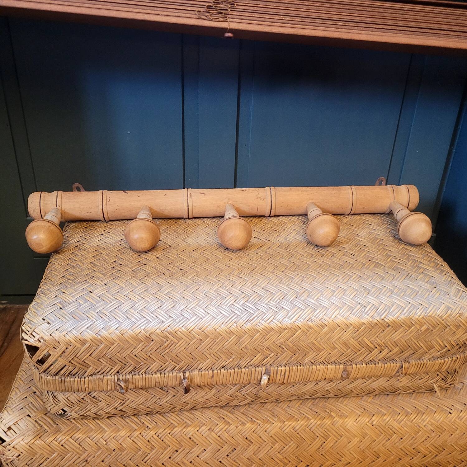 Coat rack with 5 turned wooden hooks from the 30s
