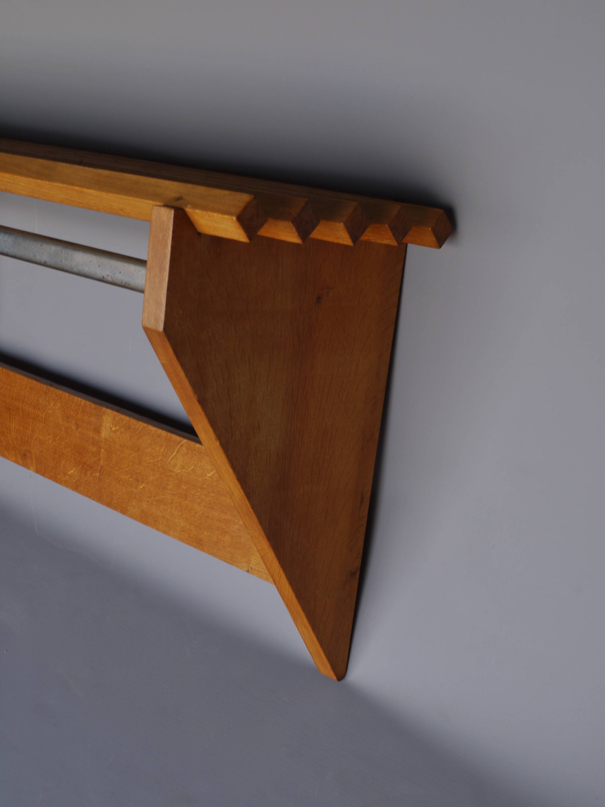 Porte-manteau moderniste hollandais en chêne. années 1930