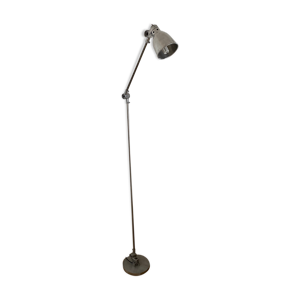 Grand lampadaire articulé