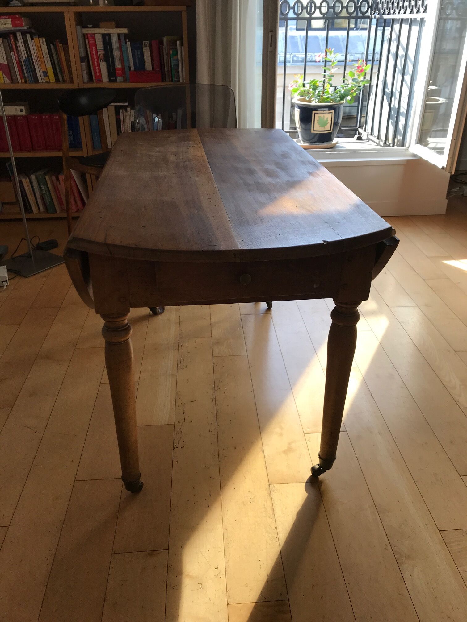 Foldable wooden round table