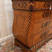Commode marqueterie style suisse – plateau marbre de Carrare