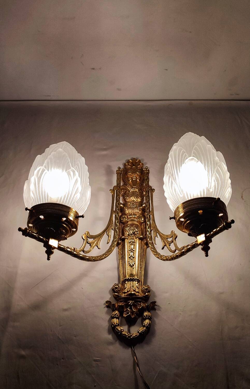 Aplique de pared de bronce. Francia, 1950s.