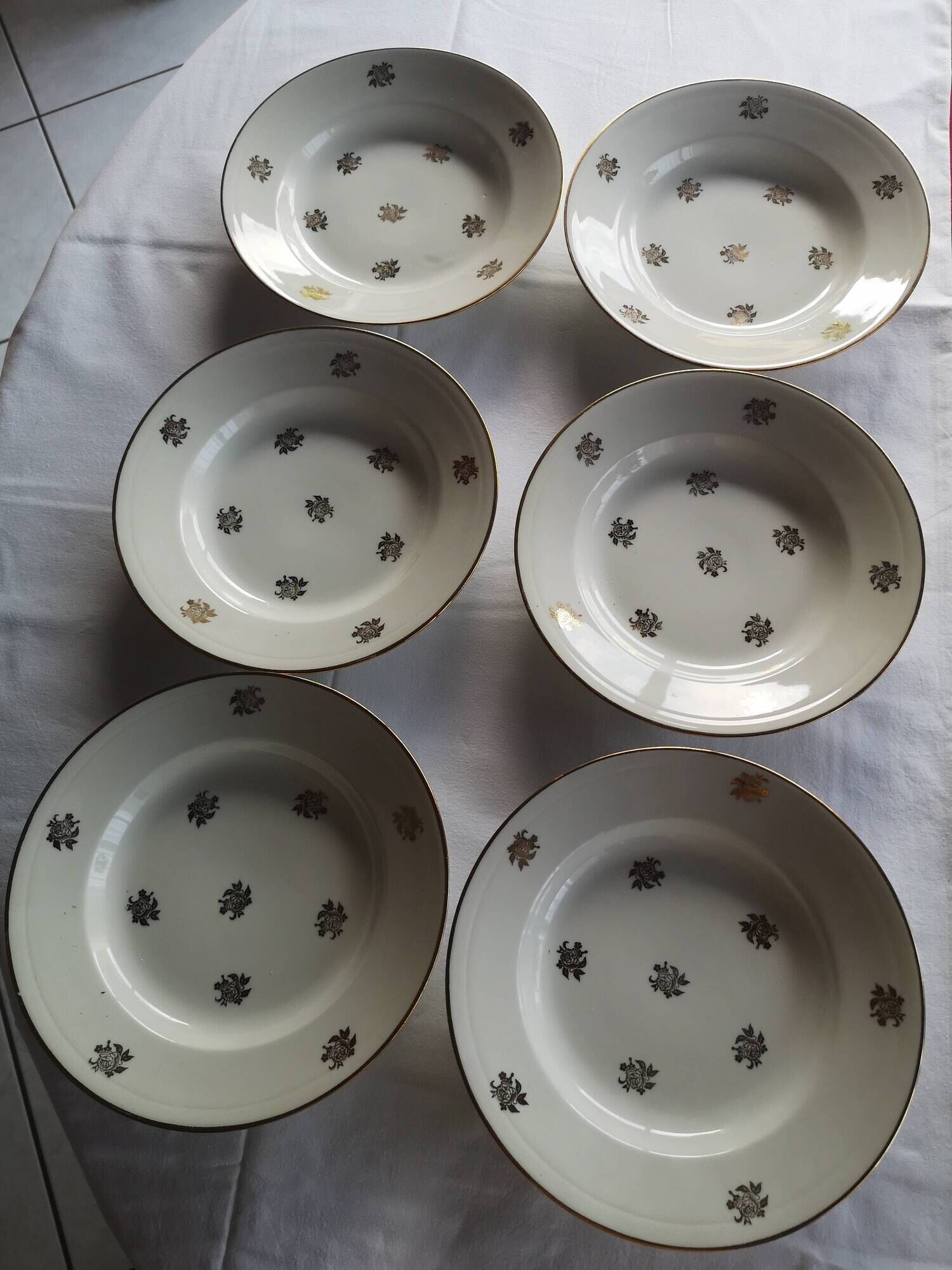 6 deep plates in French porcelain – gold floral decoration
