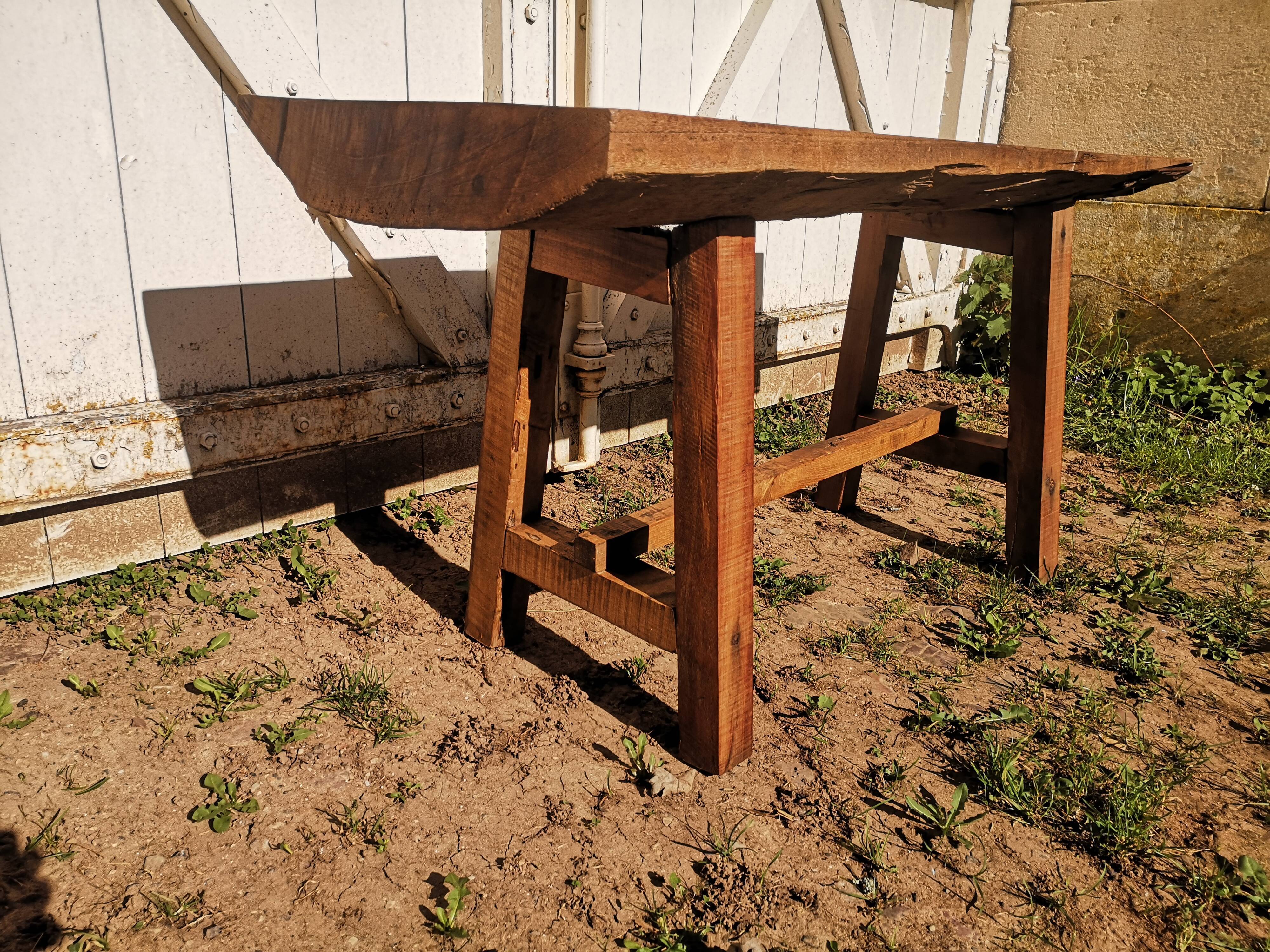 Firm-style coffee table