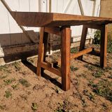 Firm-style coffee table