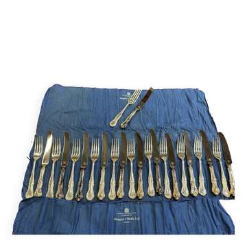 Set of 12 knives and 12 forks by Mappin and Webb in silver-plated metal.