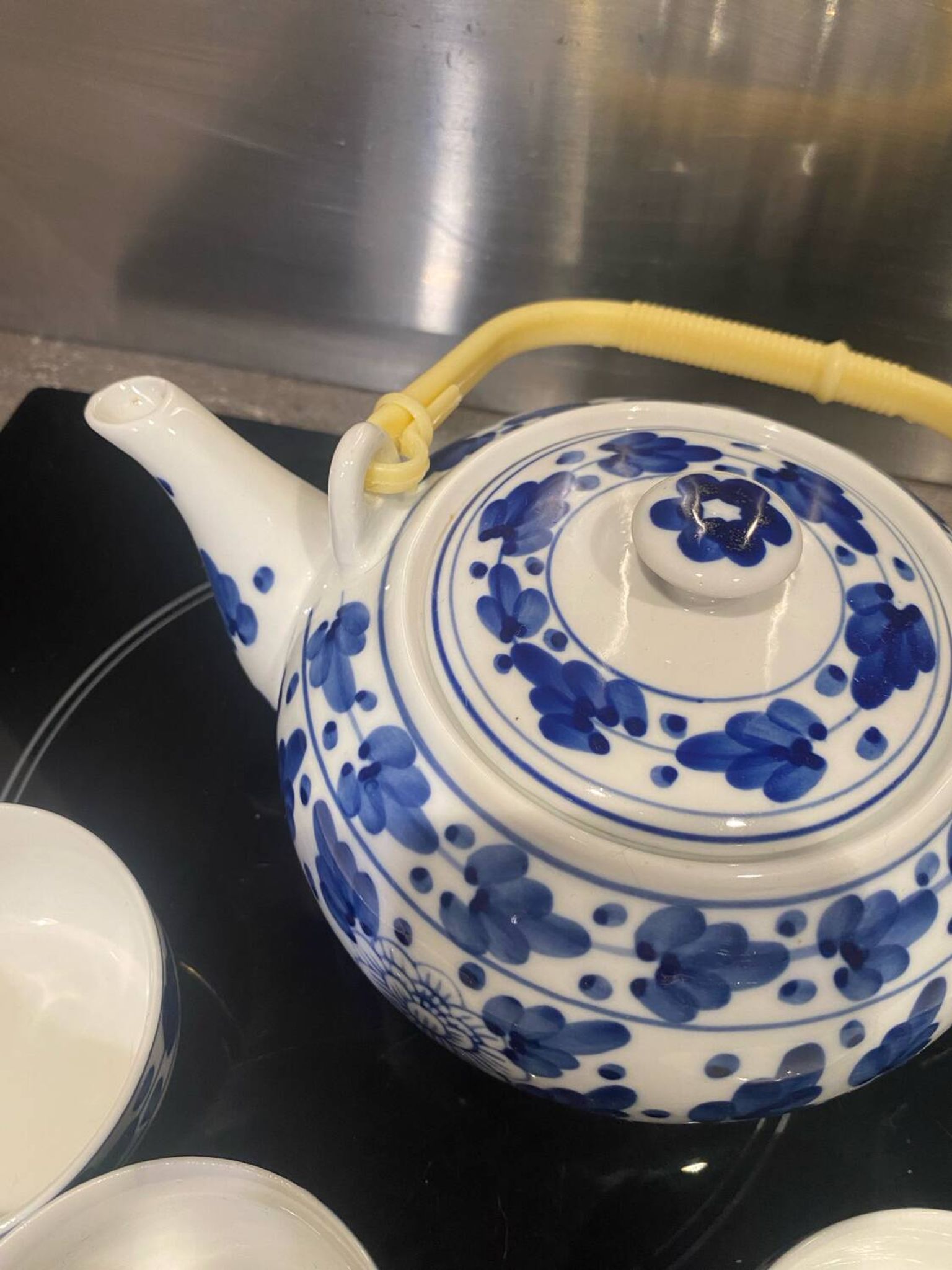 Service à thé en céramique bleue et blanche